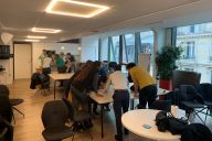 Ambiance studio d’enregistrement pour l’atelier team building doublage organisé par MadCityZen. | © MadCityZen